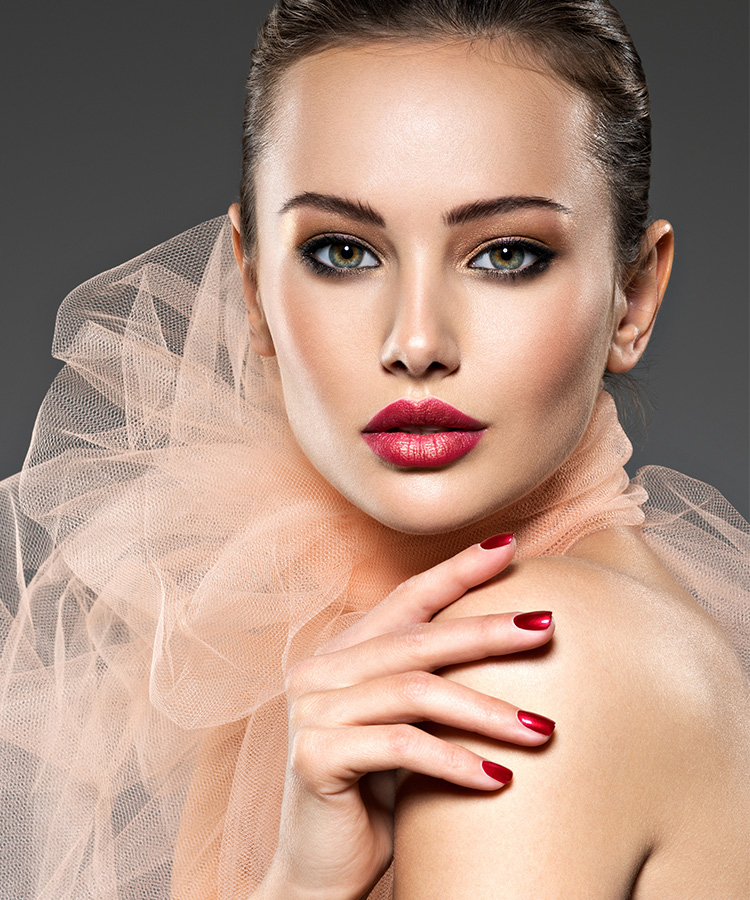 Inicio 1 fashion woman with stylish makeup red nails and li WAVJ9SY